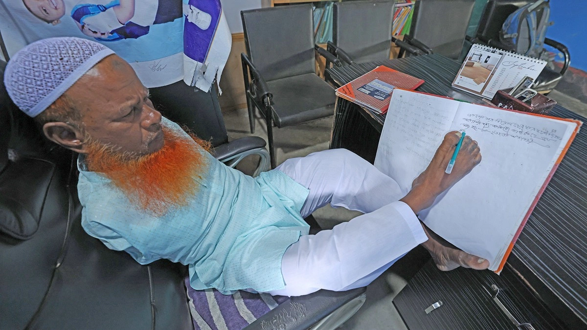স্কুলের অফিস কক্ষে নোটিস লিখছেন