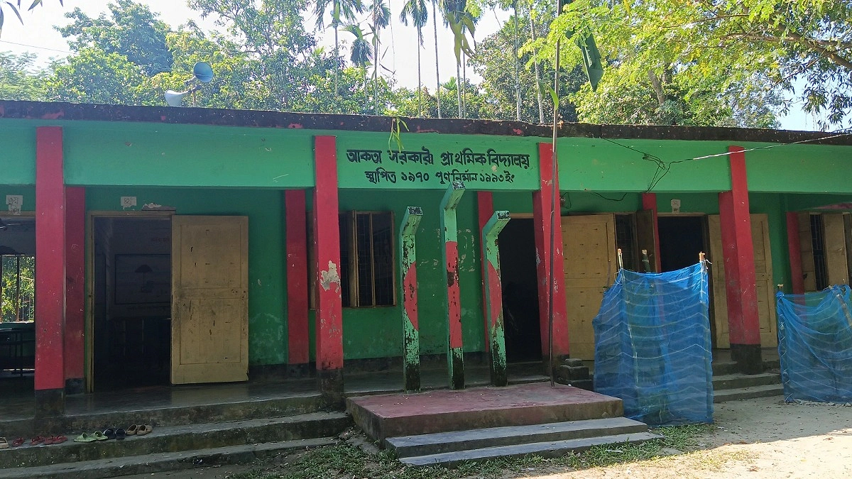 বিদ্যালয়ে শিক্ষক দম্পতির মারামারি, বিভাগীয় মামলা-বদলি