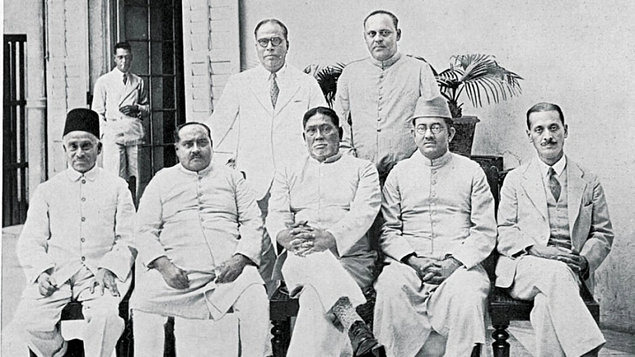 শেরে বাংলা এ কে ফজলুল হক ১৯৩৭ সালে প্রাদেশিক স্বায়ত্তশাসনের অধীনে বাংলার প্রথম প্রধানমন্ত্রী হওয়ার পর তার মন্ত্রিসভার সঙ্গে।