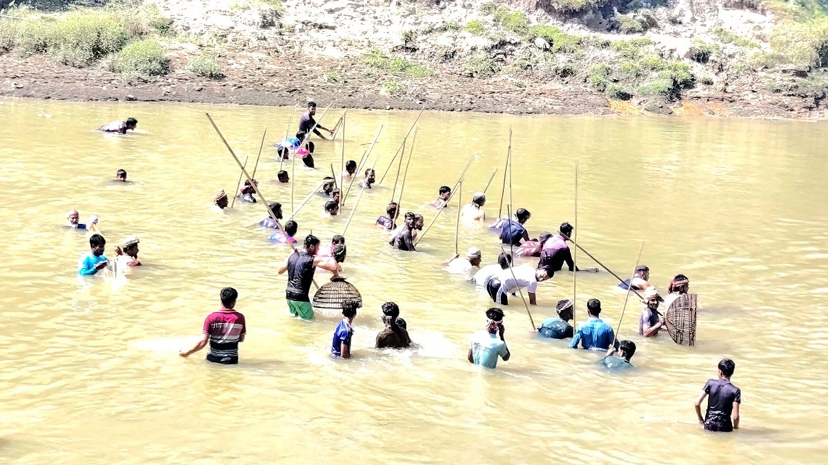 ধলাই নদীতে শতবর্ষের ঐতিহ্যবাহী পলো বাওয়া উৎসব
