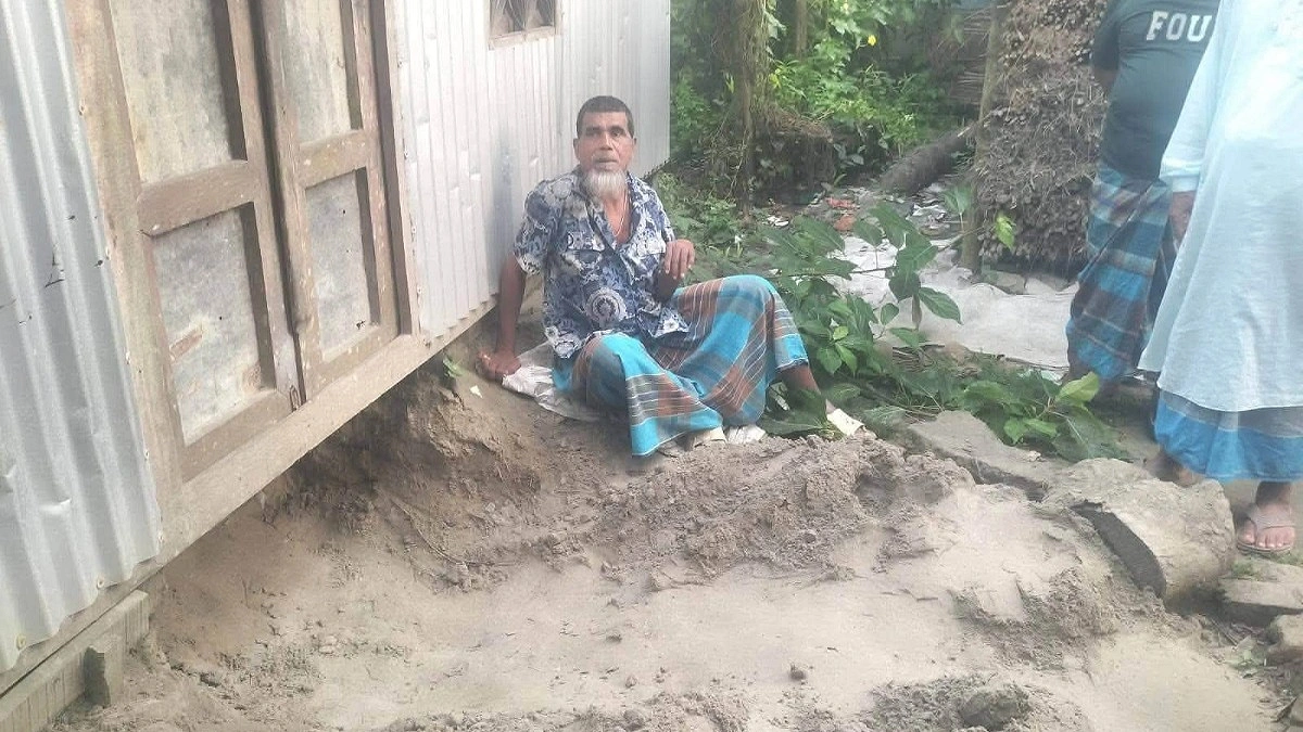 কালকিনিতে প্রতিবন্ধী ভিক্ষুকের ঘরে সিঁধ কেটে চাল-টাকা চুরি