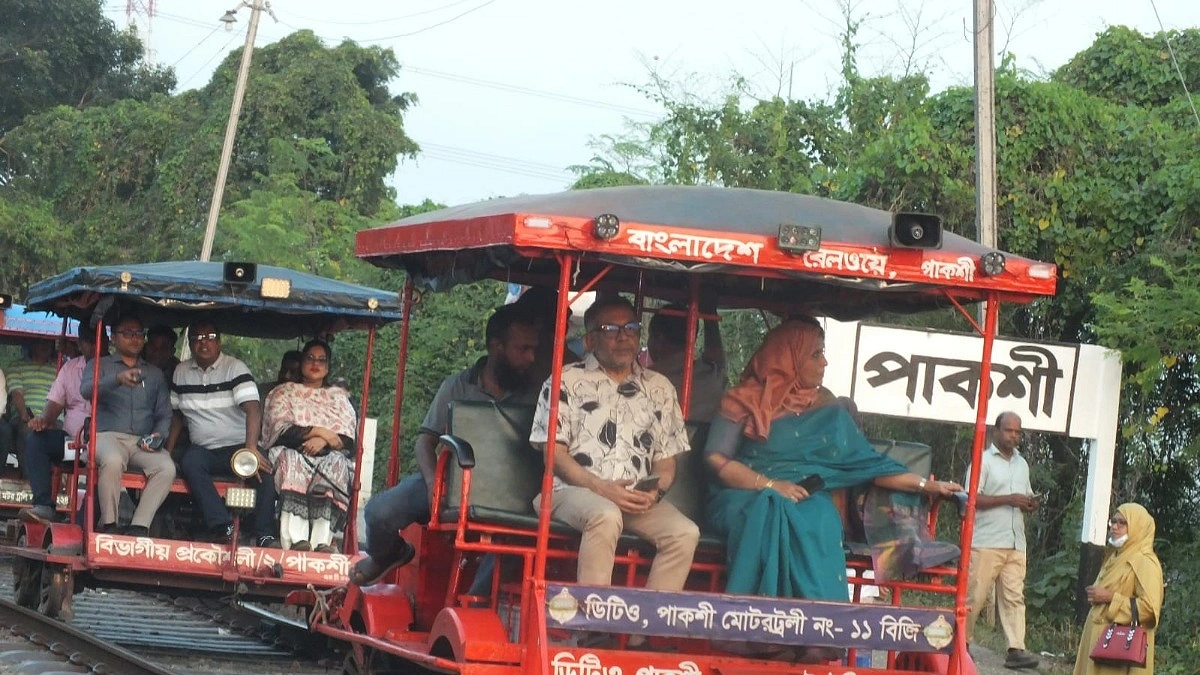 সরকারি সফরের নামে স্ত্রীকে নিয়ে ‘ভ্রমণ’ রেল সচিবের