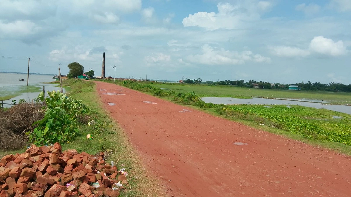 ইটের সুরকি বসিয়ে বন্ধ সড়কের কাজ, বিপাকে ২০ হাজার মানুষ
