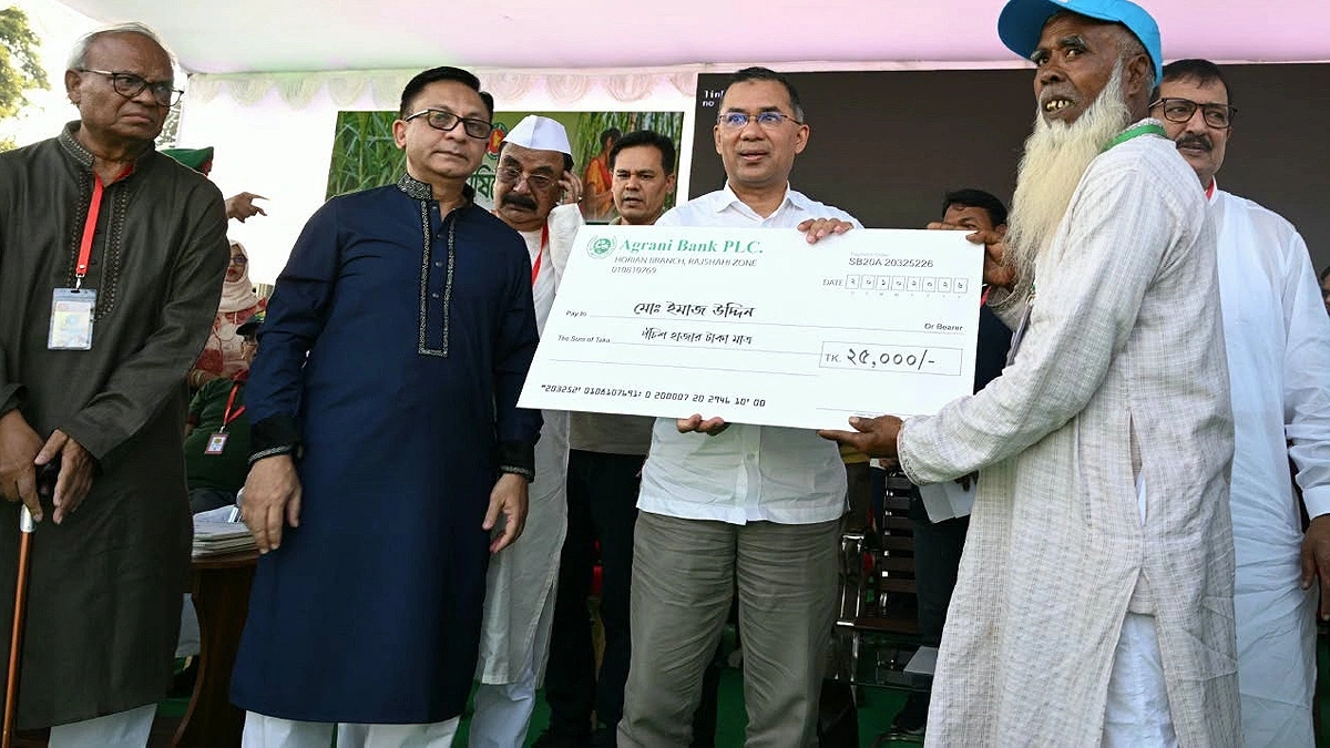 কৃষকের হাতে প্রণোদনার চেক তুলে দিচ্ছেন প্রধানমন্ত্রী