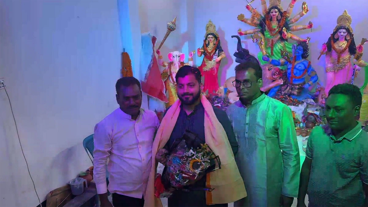 পদত্যাগের ঘোষণা দিয়ে পূজামণ্ডপ পরিদর্শনে ইশরাক