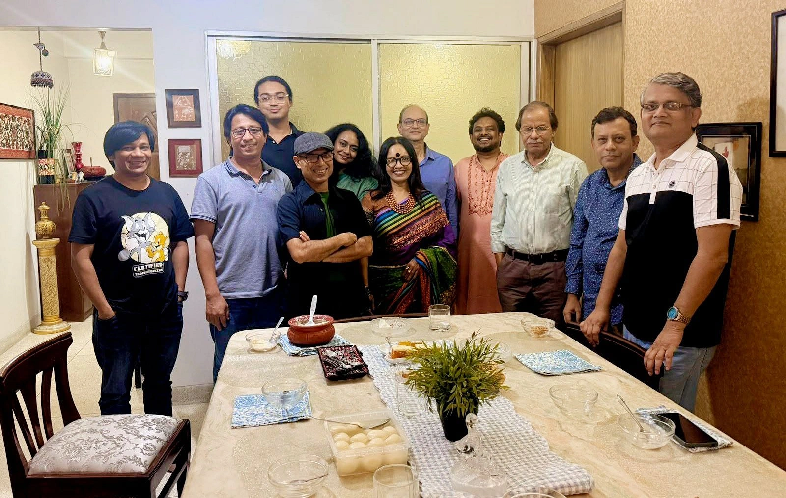 প্রয়াণের কিছুদিন আগে কথাসাহিত্যিক ওয়াসি আহমেদের বাসায় অন্যান্য লেখকদের সাথে, শিমুল সালাহ্উদ্দিনের পাশে সৈয়দ মনজুরুল ইসলাম