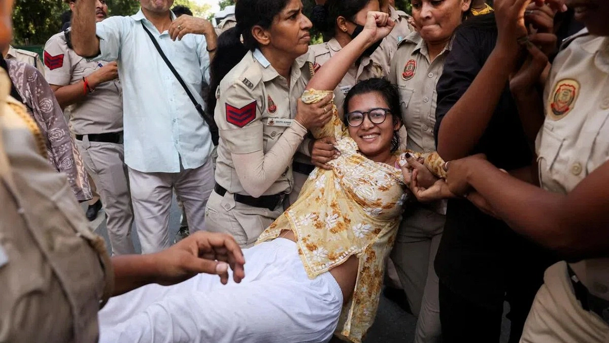 দিল্লিতে ছাত্রনেত্রী নেহা বোরা আটক, পুলিশ বাস ঘিরে বিক্ষোভ