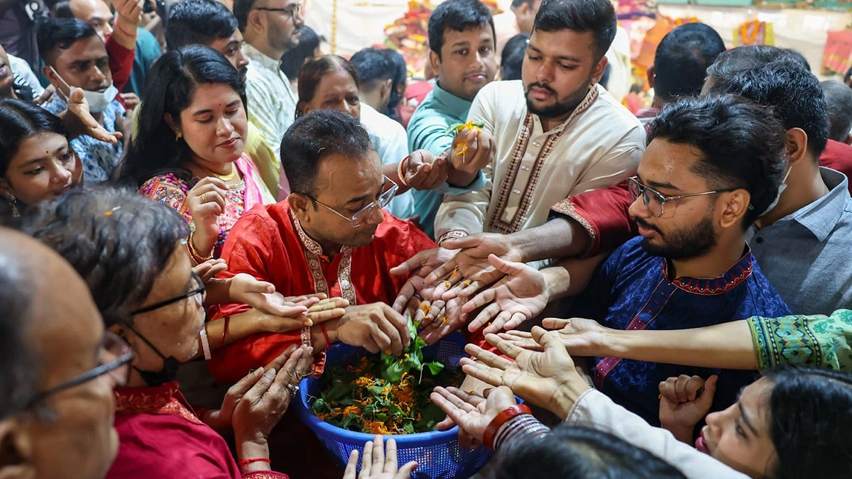 দেবী দুর্গাকে ফুলের অঞ্জলি দিতে ফুল নিচ্ছেন ভক্তরা।