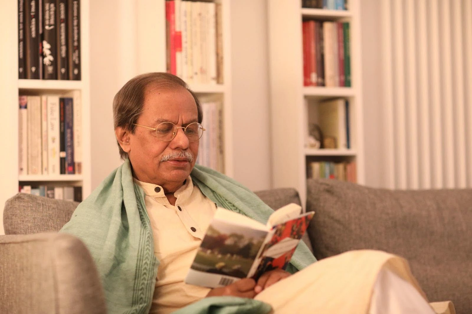 নিজের স্টাডিতে, পাঠরত সৈয়দ মনজুরুল ইসলাম