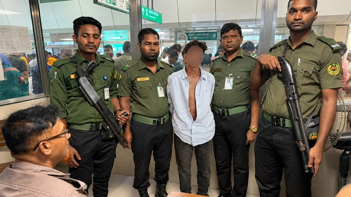 মতিঝিল মেট্রোরেল স্টেশনে ছিনতাইকারী আটক, ছুরি জব্দ