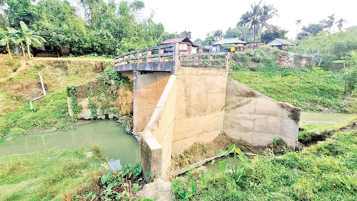 সেতু আছে, চলার উপায় নেই