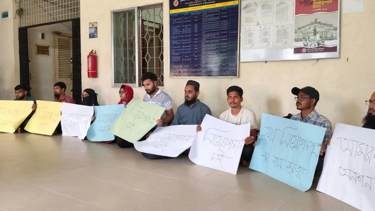 কাফনের কাপড় নিয়ে অনশন, প্রাথমিকের নিয়োগপত্র পেলেন ময়মনসিংহের ২০ প্রার্থী