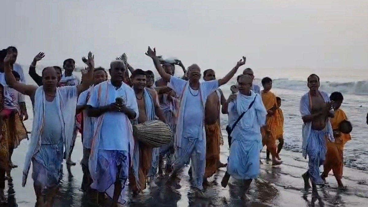কুয়াকাটা সৈকতে পিতৃতর্পণ, দুর্গাপূজার অপেক্ষায় সনাতনীরা