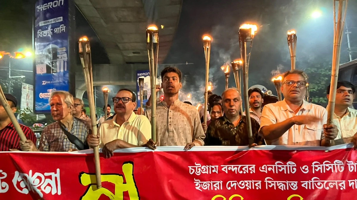 চট্টগ্রাম বন্দর বিদেশিদের হাতে ইজারা দেওয়ার প্রতিবাদে মশাল মিছিল