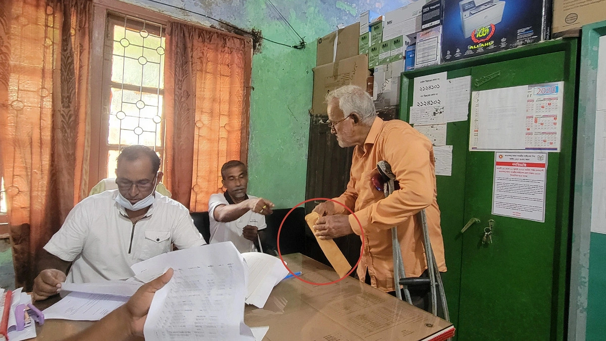হরিরামপুরে পূজামণ্ডপে চালের বদলে টাকা, সিন্ডিকেটের কবলে বরাদ্দ