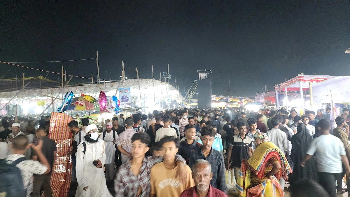 বোমাসদৃশ বস্তু উদ্ধারের পরও লালন আখড়ায় ভক্তদের ঢল