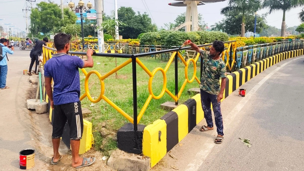 রঙের ছোঁয়ায় নতুন সাজ, প্রধানমন্ত্রীকে বরণে প্রস্তুত রাজশাহী