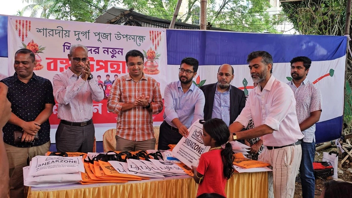 নতুন পোশাকে পূজার আনন্দ, হাসিতে উচ্ছ্বসিত শিশুরা