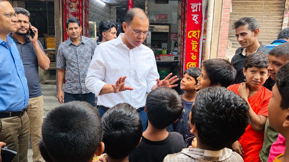 সালাম দেওয়া পথশিশু ও সুবিধাবঞ্চিতদের দুপুরের খাবার খাওয়ালেন প্রধানমন্ত্রী