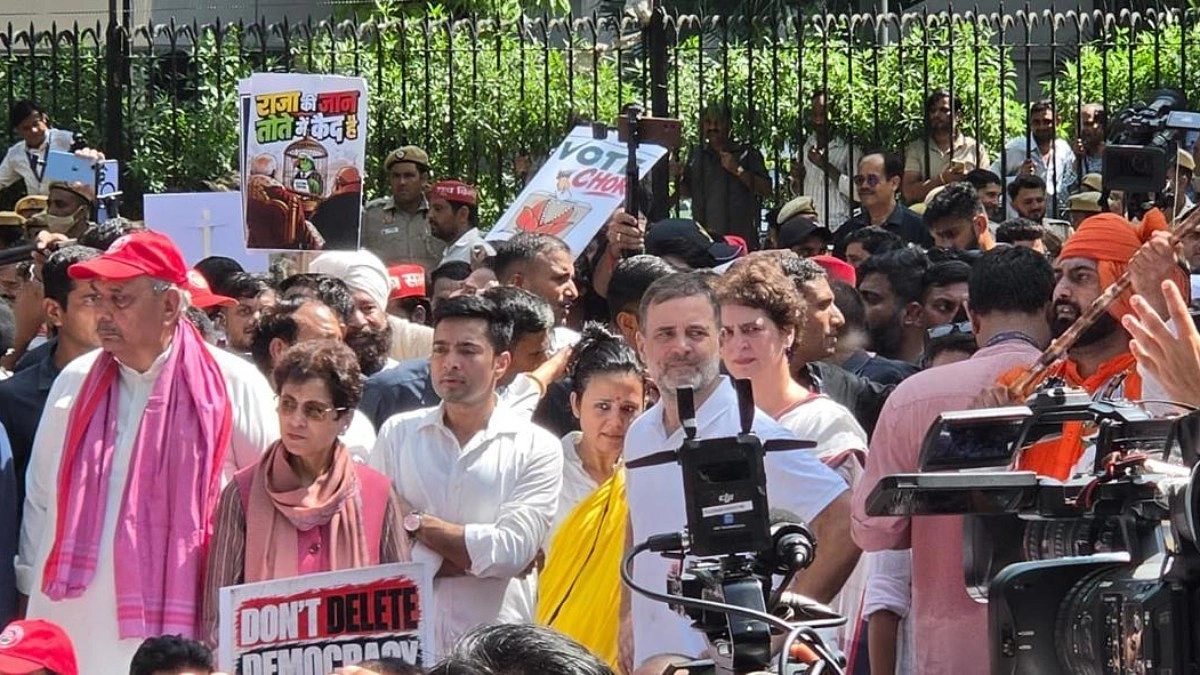 নির্বাচন কমিশনের বিরুদ্ধে দিল্লিতে মিছিল, রাহুল-প্রিয়াঙ্কাসহ বিরোধী নেতাদের আটক