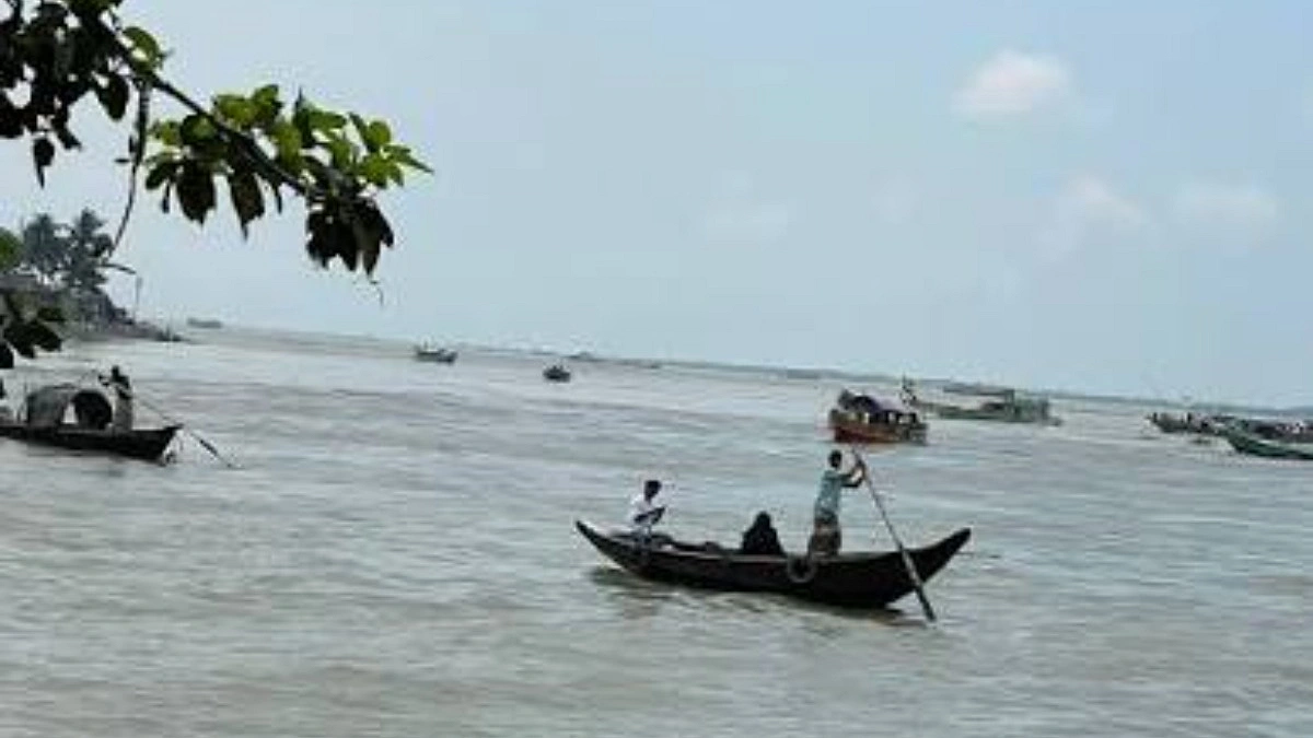 নিষেধাজ্ঞার মধ্যেই সন্ধ্যা নদীতে ৬০ নৌকায় মাছ শিকার