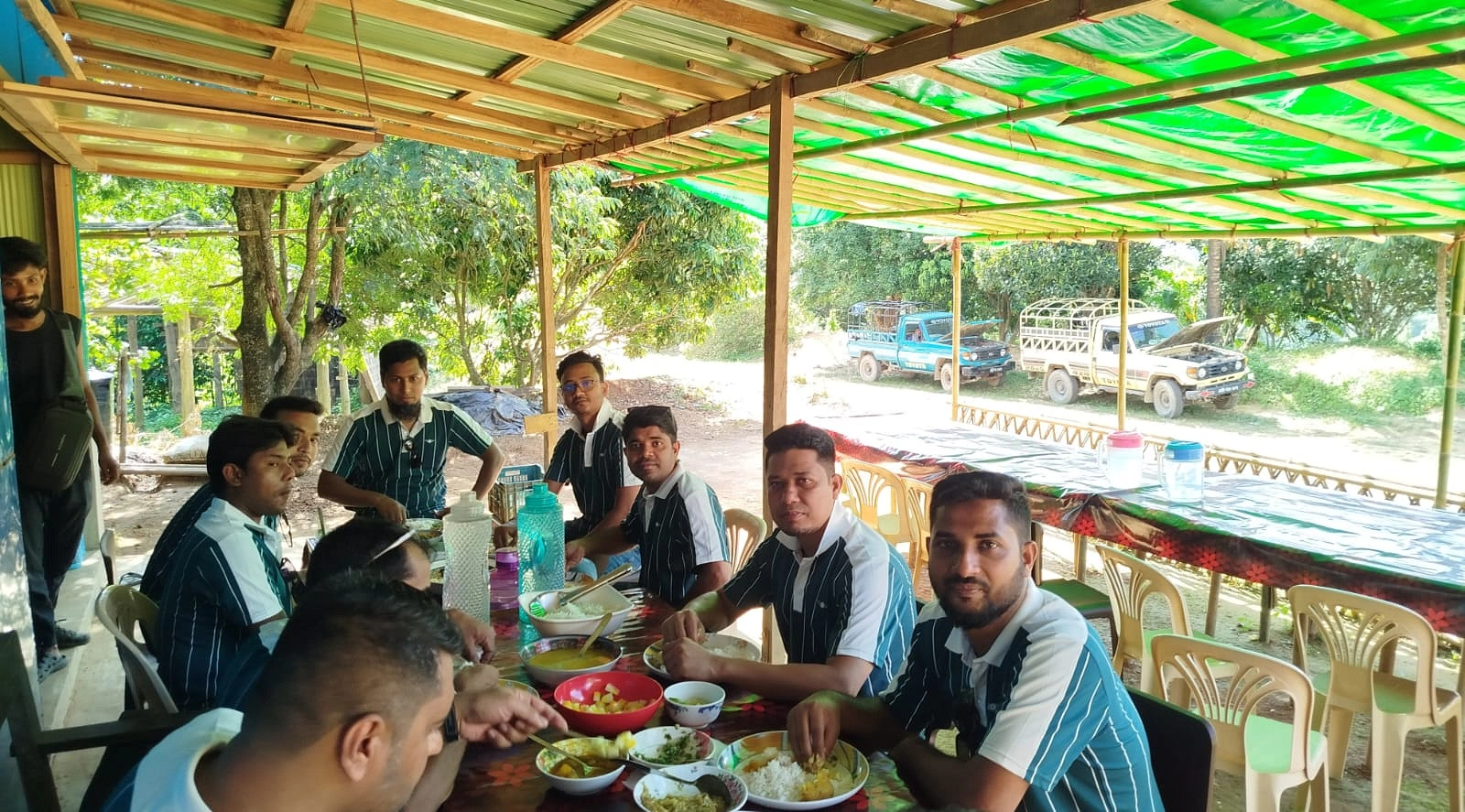 পাহাড়ি হাওয়া, বন্ধুদের কোলাহল সাথে পাহাড়ি ভোজ