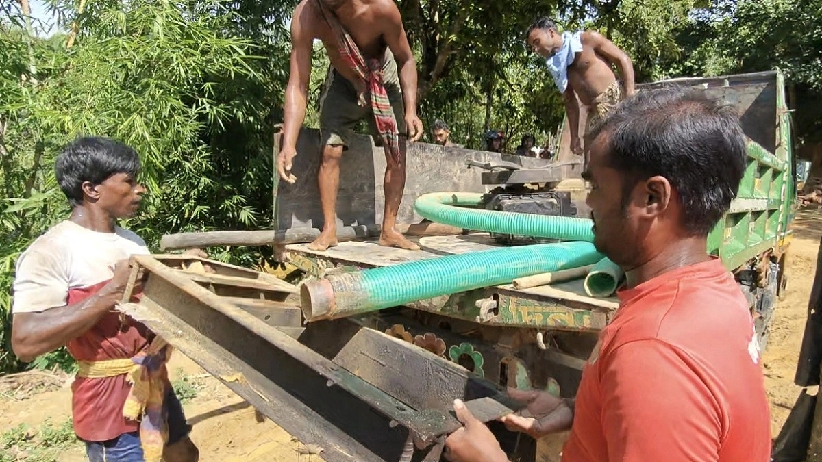 বিএনপি নেতার নেতৃত্বে বালু উত্তোলন, জব্দ ড্রেজার