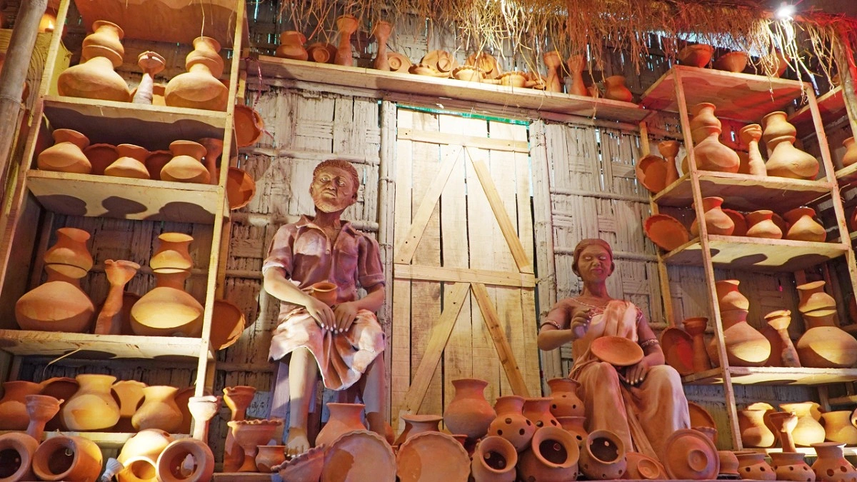 পূজামণ্ডপের কুমোরপাড়ার আদলে একটি পরিবার