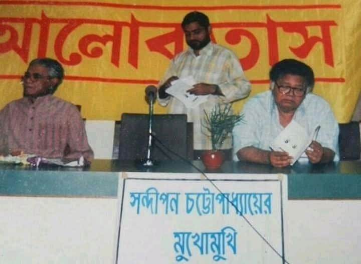 আলোবাতাস আয়োজিত অনুষ্ঠানের মঞ্চে সন্দীপন চট্টোপাধ্যায় ও সুনীল গঙ্গোপাধ্যায়।