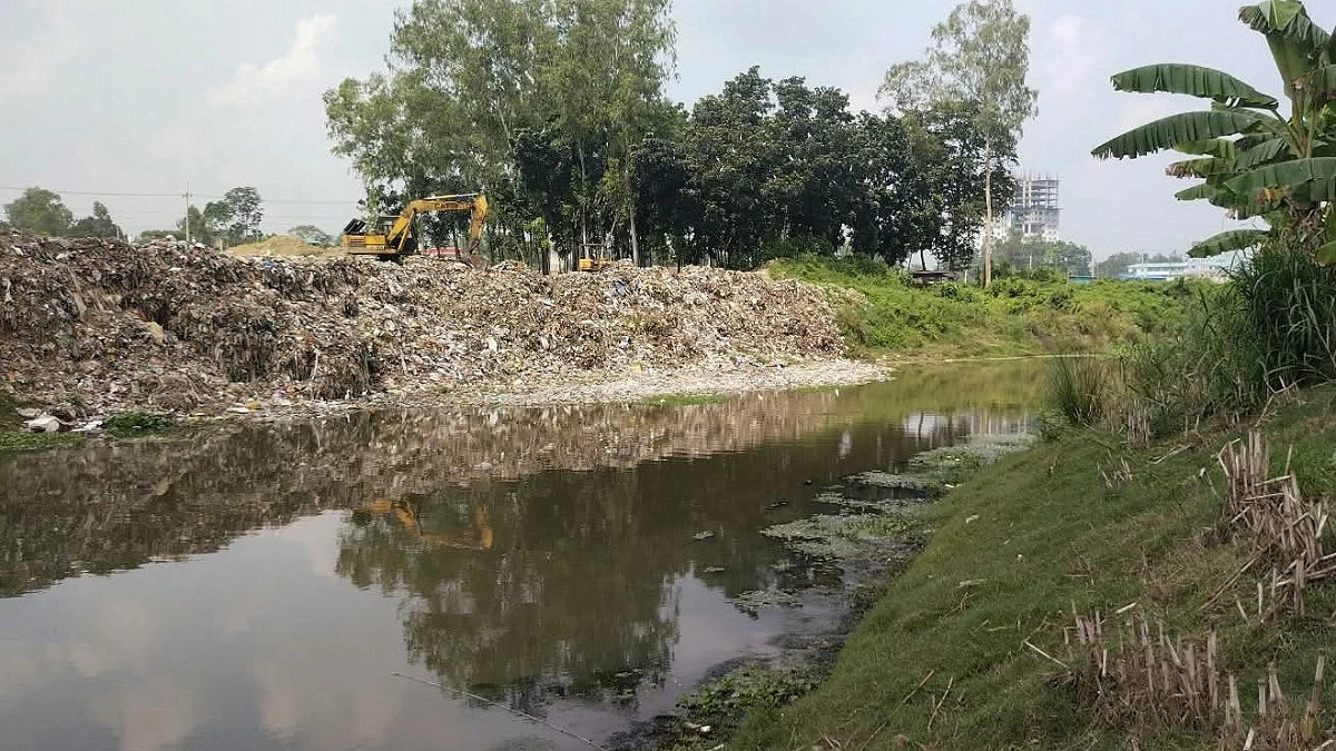 বগুড়ার আবর্জনায় কালো করতোয়া