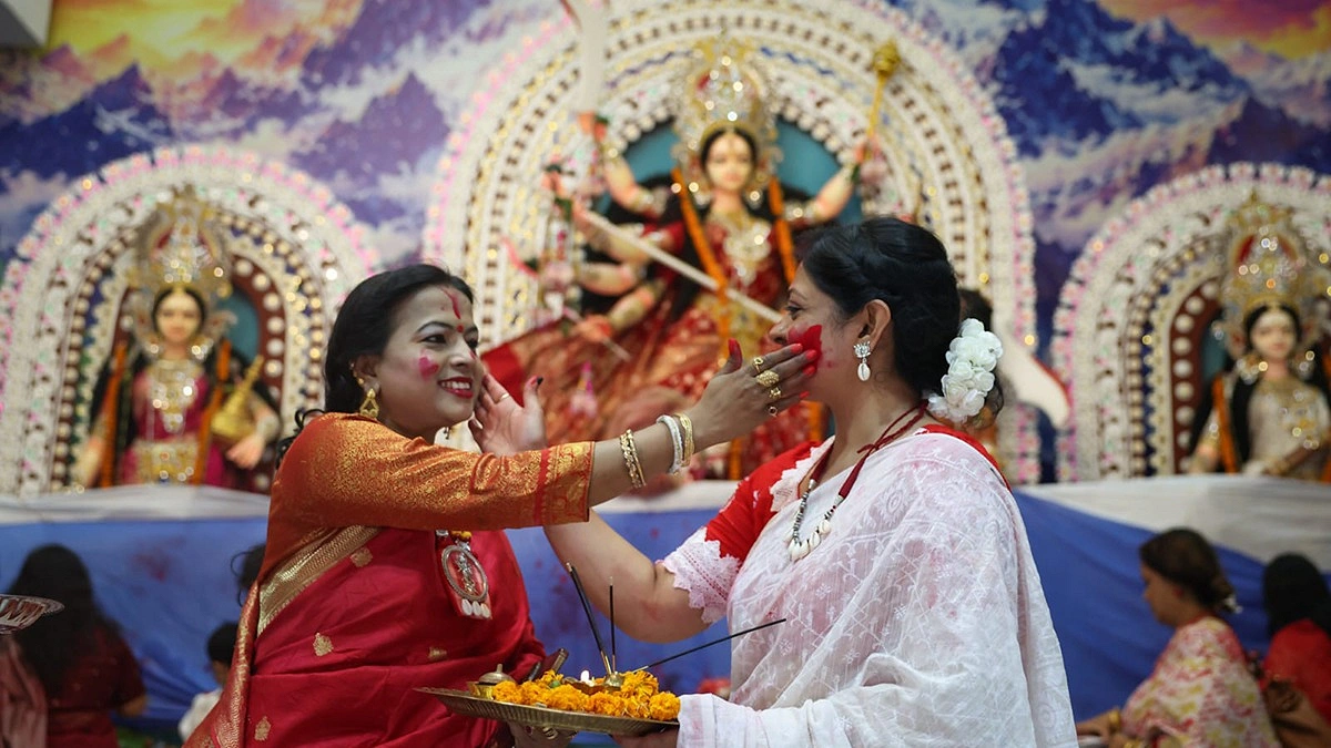 সিঁদুর খেলার আনন্দে মেতেছেন দুই ভক্ত।