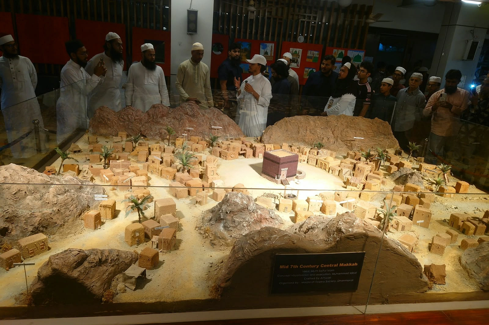 মহানবী (সা.)-এর জীবন ও আদর্শকে জানার এক ভিন্ন অভিজ্ঞতা মিলছে এই আয়োজনে। ছবি: আগামীর সময়