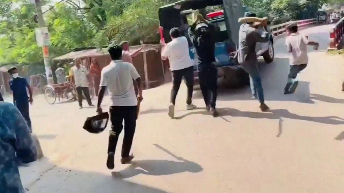 গোপালগঞ্জে পুলিশের গাড়িতে ছাত্রলীগের হামলা, আহত ২ পুলিশ