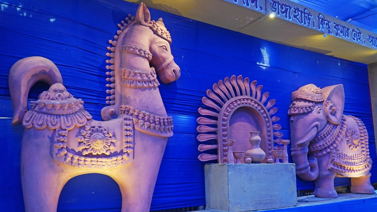 মণ্ডপে তৈরি করা হাতি আর ঘোড়ার পুতুল