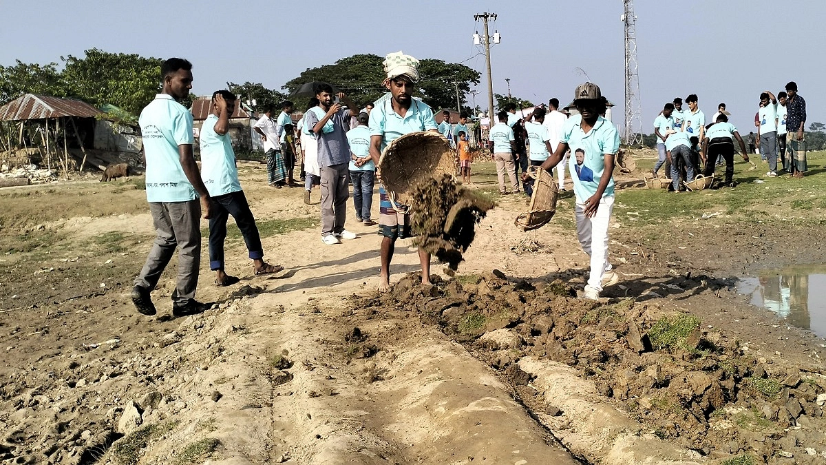 কলমাকান্দায় শিক্ষার্থীদের উদ্যোগে চলাচলের উপযোগী হলো ভাঙা সড়ক