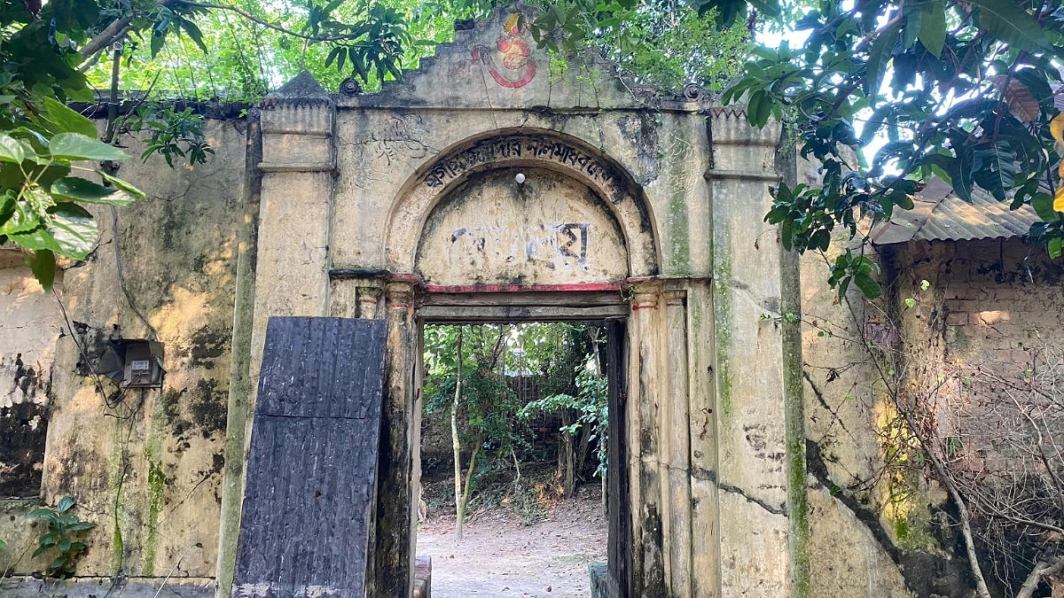 জমিদারি অতীত, চার শতকের ‘দেবালয়’ একাই আগলে রেখেছেন গৌরী