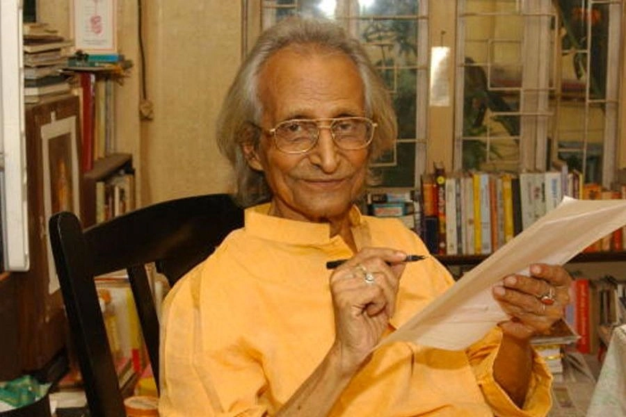 নিজের লেখার ঘরে সঞ্জীব চট্টোপাধ্যায়। ছবি: আনন্দবাজারের সৌজন্যে
