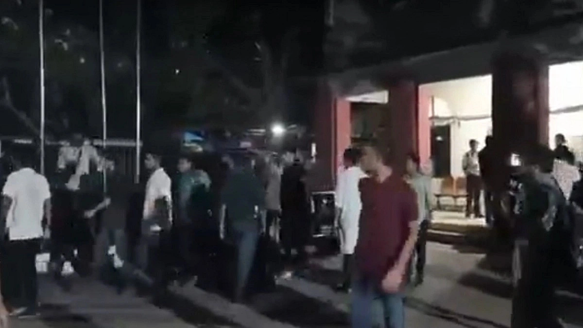 Chhatra Dal-Shibir Clash at Shahbagh Police Station, Several Injured