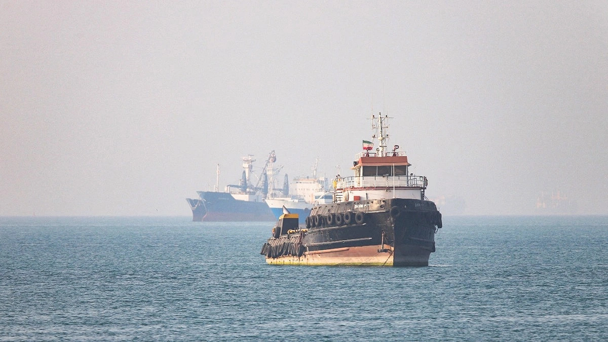 Two US Warships Enter the Gulf via Strait of Hormuz