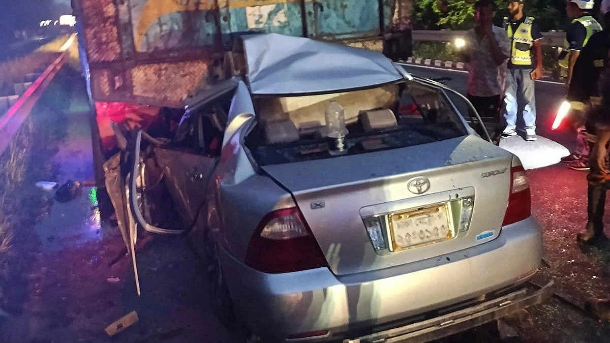 Private Car Rams into Stationary Truck, 5 Dead