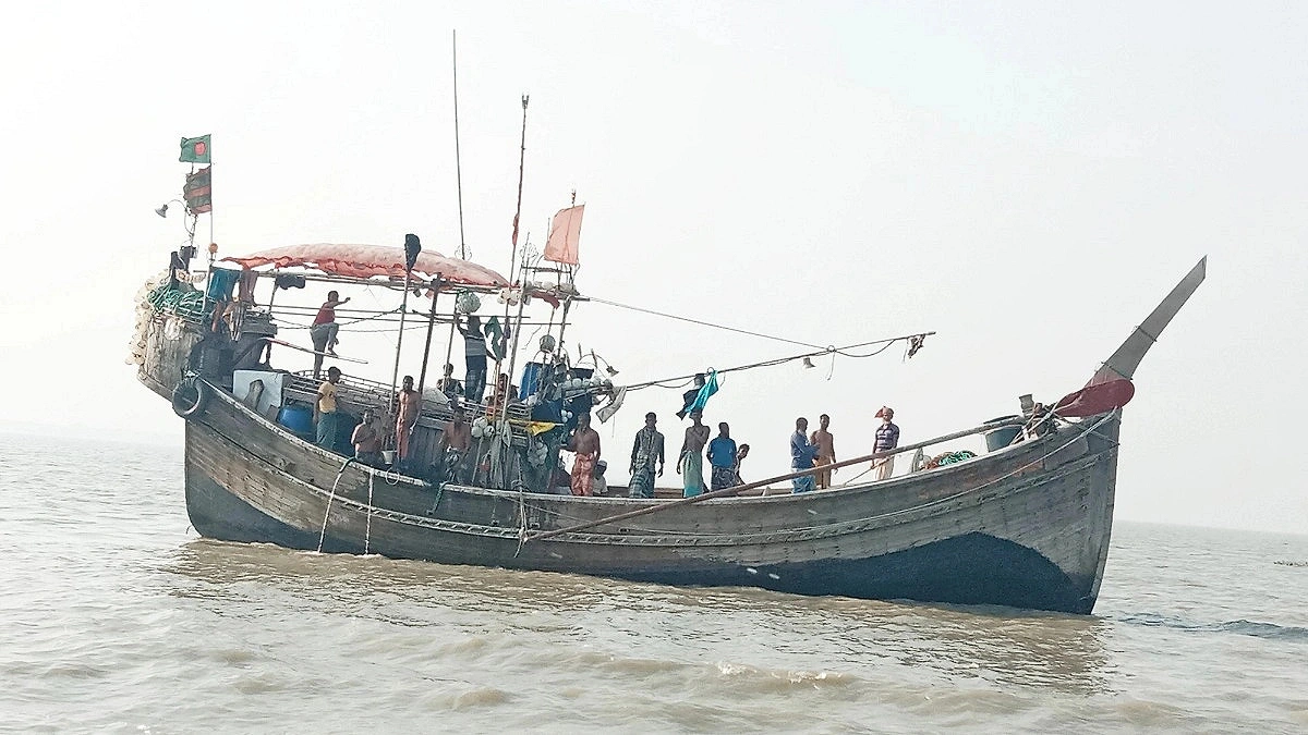 Fishing in the sea amid govt ban