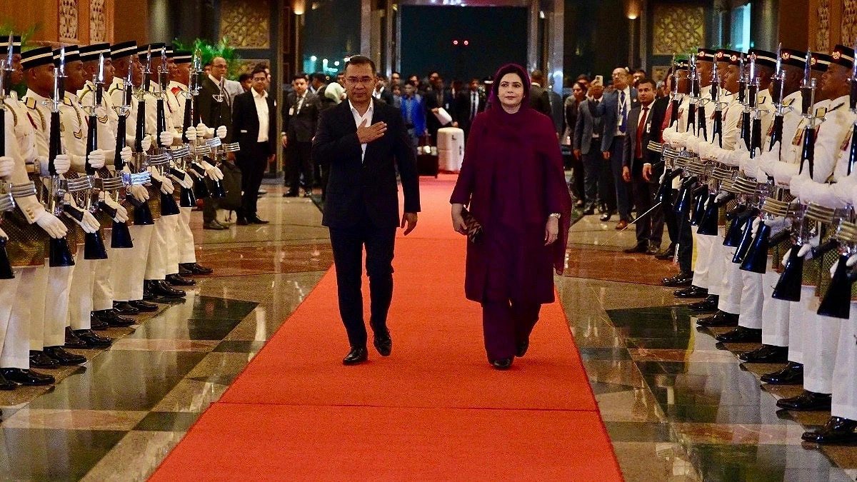 Prime Minister welcomed with red carpet reception in Malaysia
