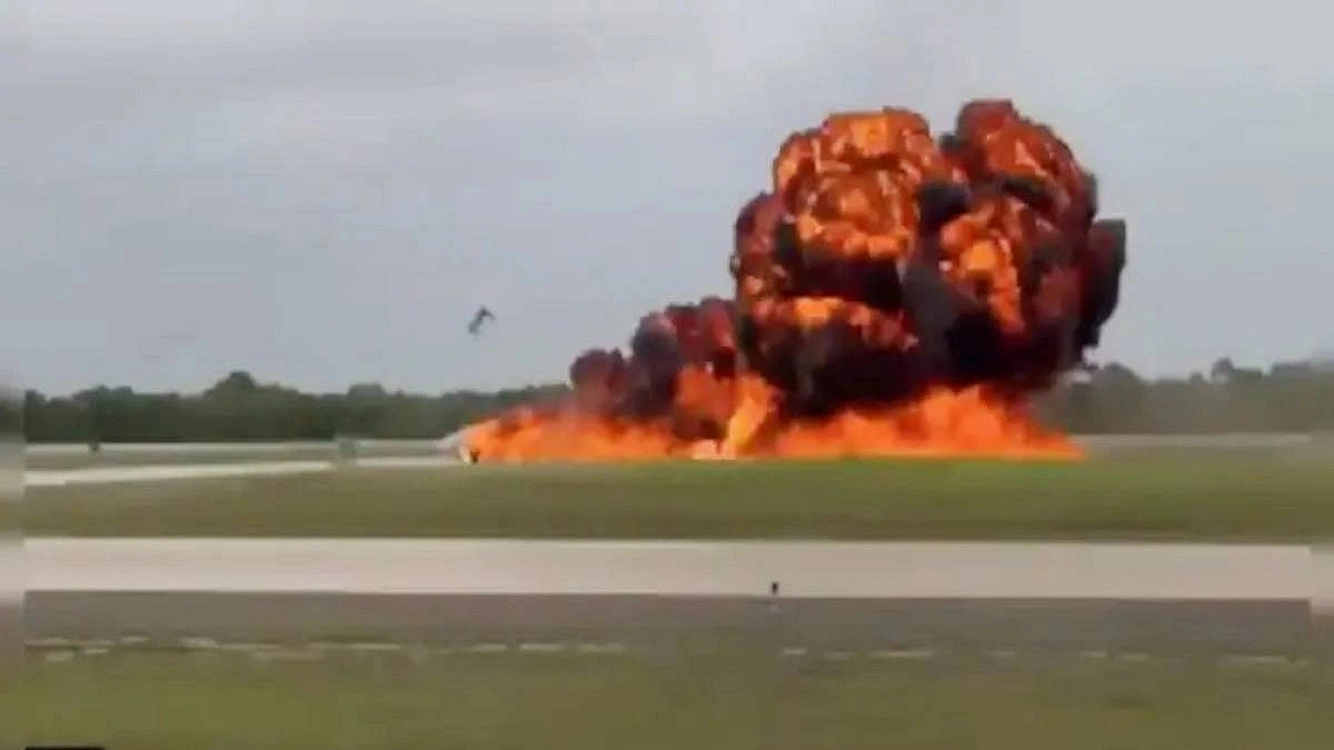 Pilot, Co-pilot Killed as Private Jet Crashes During Emergency Landing in USA