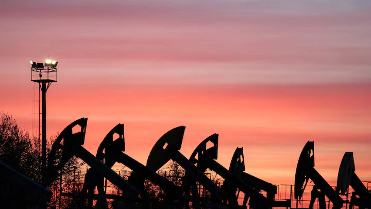 Oil slips 4% after US, Iran pause fighting over weekend