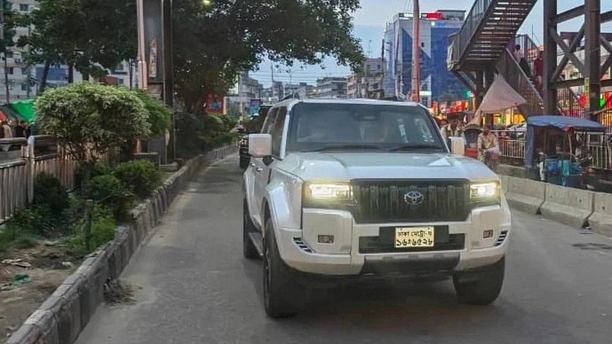 Prime Minister personally drives around Dhaka to inspect cleanliness