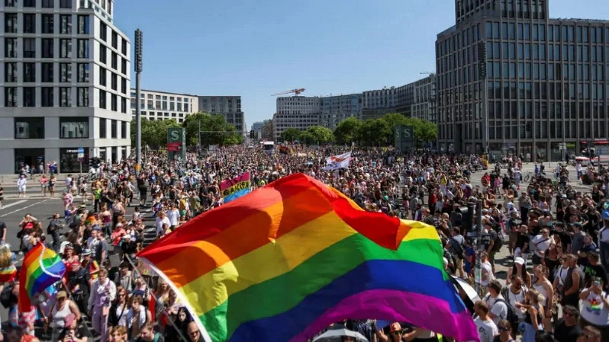 One killed, 16 injured after car plows into crowd at Berlin Pride parade