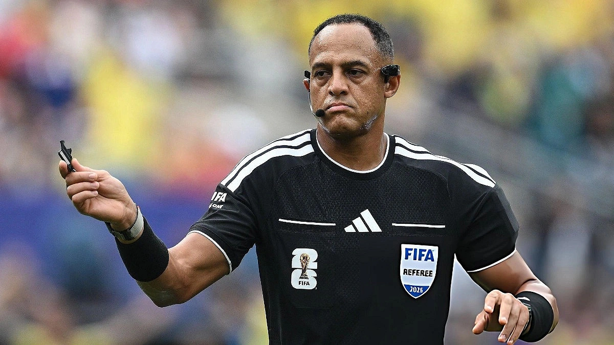 Argentina-England semi-final to be officiated by controversial referee