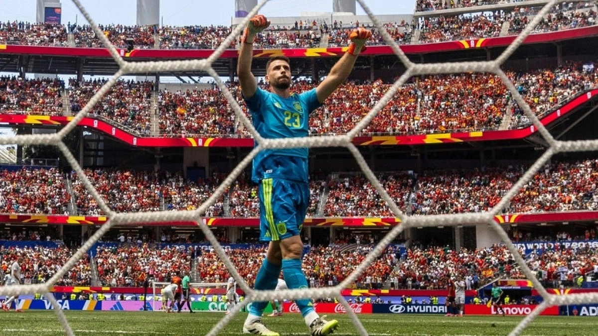 Spain Goalkeeper Unai Simón Sets Guinness World Record