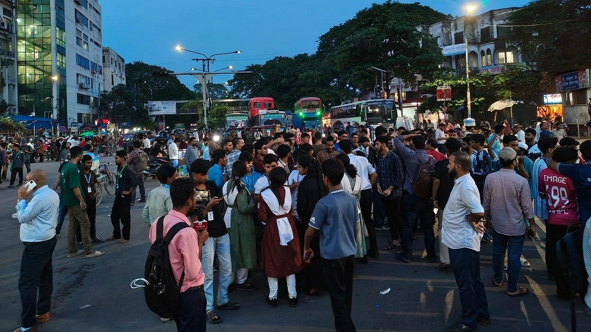 Protesters block Shahbagh intersection