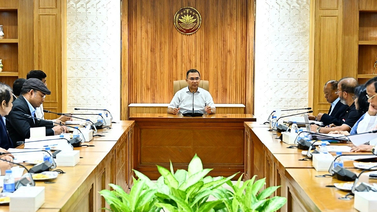 PM directs installation of automatic traffic lights at 50 more Intersections in Dhaka